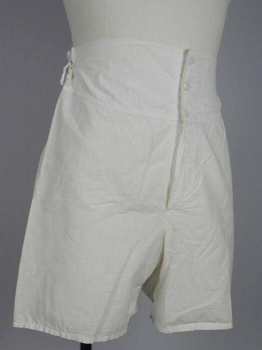 Boxershort van wit katoen met verstevigde taille met striklinten opzij, knoopsluiting