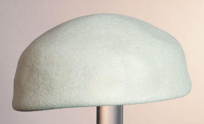 Dameshoed van beige vilt, zonder rand