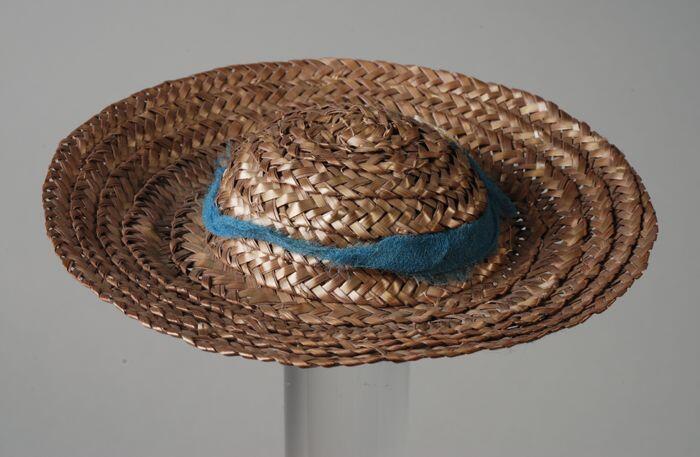 Miniatuur strohoed van olijfkleurig gevlochten bandstro, blauw crêpe lint met strik, poppengoed