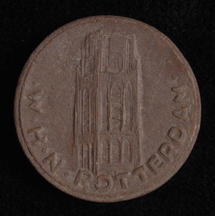 Eén van complete serie collectespeldjes van "W.H.N." (Winterhulp Nederland): ronde aardewerken…