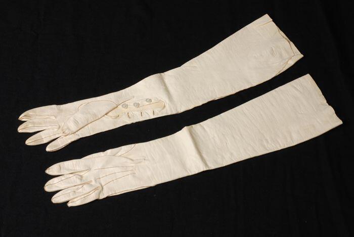 Een paar lange leren handschoenen, ivoorkleurig