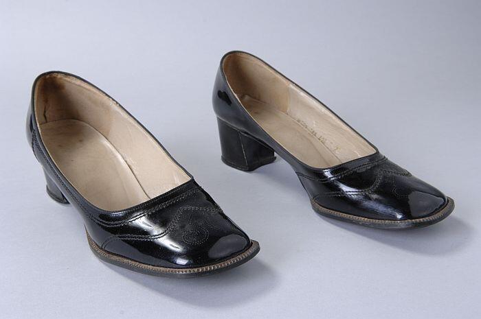 Zwarte lakleren pumps met stiksels, perforatie op de brede vierkante neus en blokhak