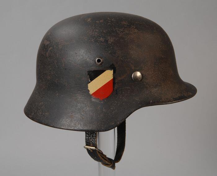 Duitse militaire Stahlhelm M.35, grijsgroen met rijkswapen, leren binnenhelm en kinriem met gesp