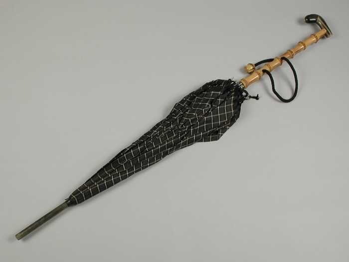Paraplu met bekleding van kunstvezel zwart-grijs geruit, houten en bamboe steel, hoornen handvat en…