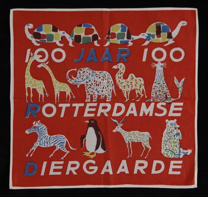 Vierkante katoenen zakdoek, witte rand en rood veld met verschillende dieren en tekst "100 jaar 100…