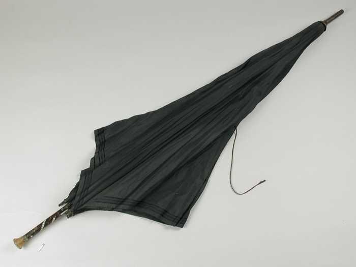 Paraplu van bekleding van zwarte zijde houten steel, ingelegd met paarlemoer, knop, ingelegd met…