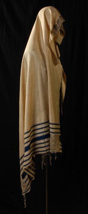 Joodse gebedssjaal of tallit gadol van witte zijde met goud- en zilverorduursel