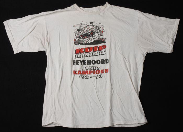 Wit t-shirt met opdruk in rood en zwart van het voetbalstadion en "Kuip Kanjers / Feyenoord"