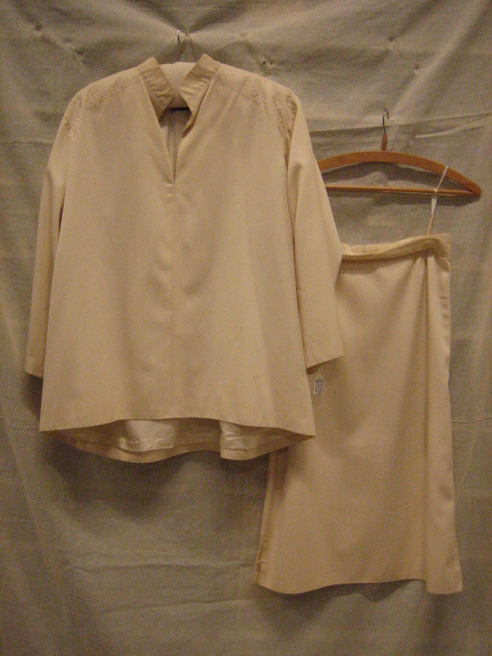 Ensemble van cremekleurige wol en zijden gabardine, bestaande uit een tuniek en rok met decoratie…