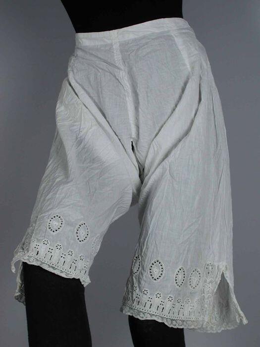 Onderbroek met korte pijpen van wit katoen met broderie anglaise incrustraties en kant langs de…