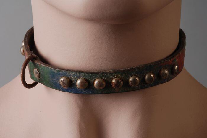 Beschilderde leren hondenhalsband met ijzerbeslag, punkkleding