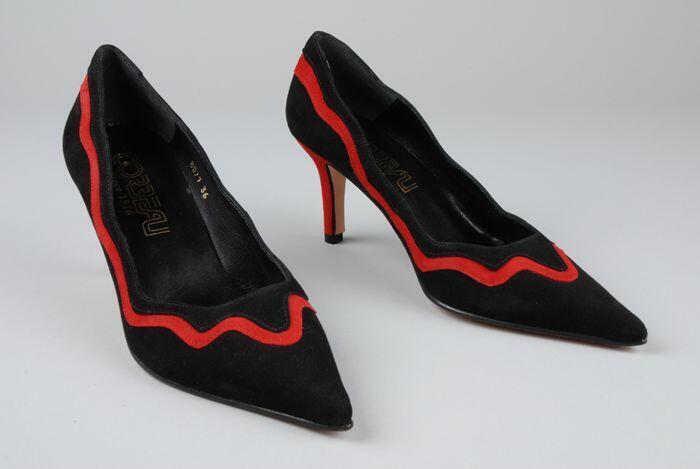 Paar damesschoenen met hoge hak, zwart met rode bies