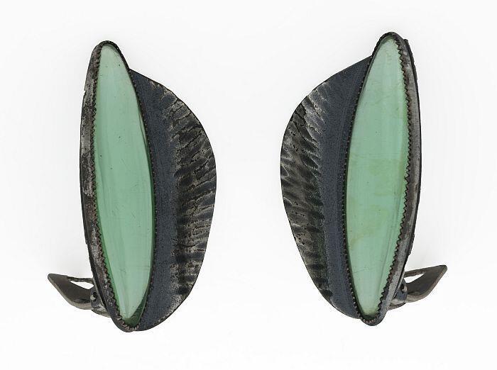 zilverkleurige oorclip met groene steen