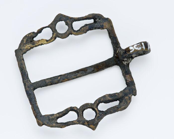 Gordelaccessoire in de vorm van een gesp met uitgebogen middenstijl, waaronder een ophangoog