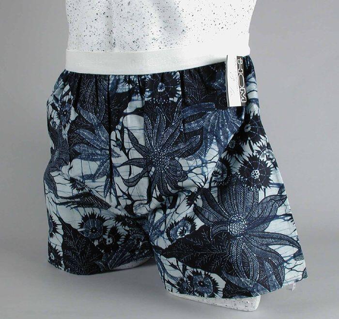 Boxershort van wit katoen met een batikdessin in donker- en lichtblauw, gulp met knoopsluiting en…
