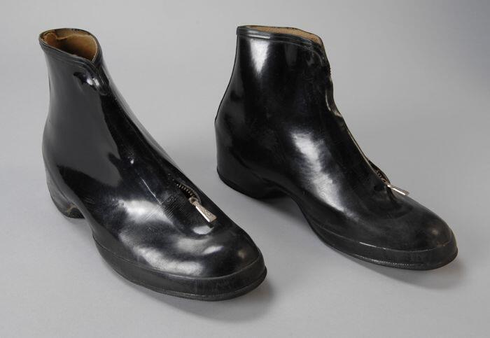 Zwarte rubbern overschoenen voor damesschoenen met ritssluiting op de wreef, in de schoen is ruimte…