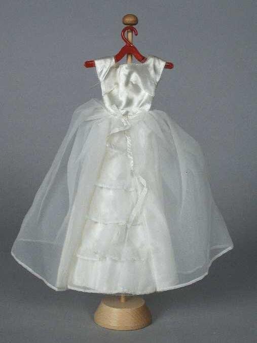 Poppenkleding, bruidsjurk van wit satijn en chiffon, "Barbie / Mattel"