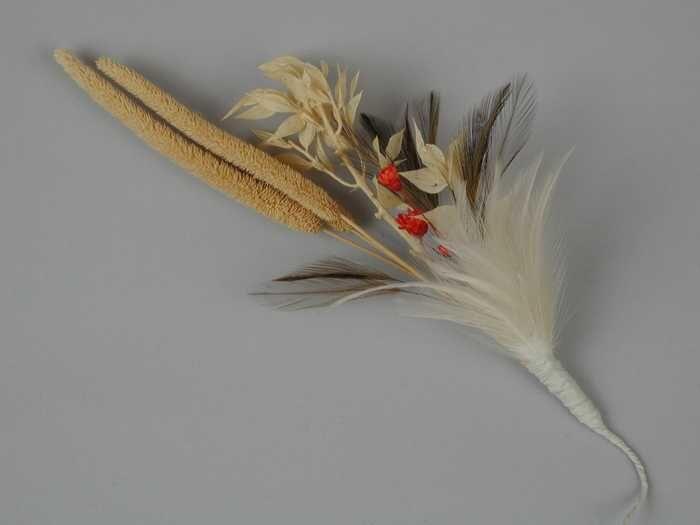 Corsage, boeketje van enkele smalle witte en bruine veertjes, drie rode droogbloemetjes, drie…