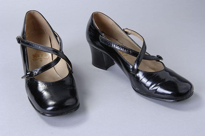 Zwarte lakleren damesschoenen met gekruiste wreefbandjes met knoopsluiting