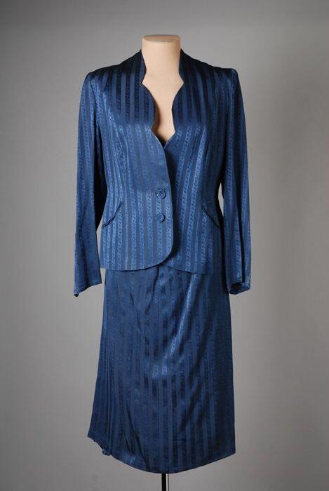 Blauw jasje met geschulpte revers en een rechte rok