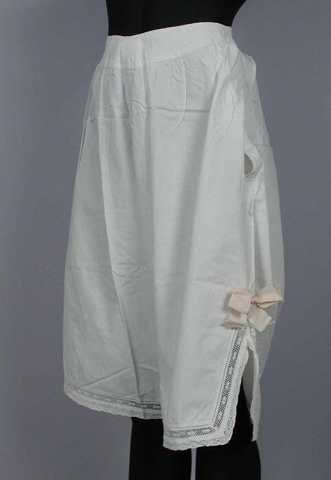 Witte katoenen onderbroek met lange pijpen met splitjes aan de zijkant, afgezet met kant en roze…