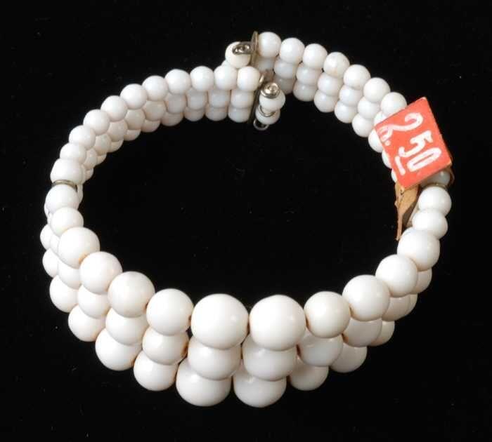 Armband, spiraalarmband van drie rijen wit glazen kralen in grootte oplopend, kapper Van Vliet