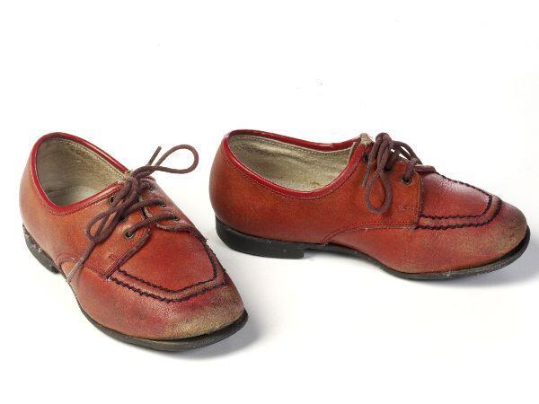 Een paar kleuterschoenen