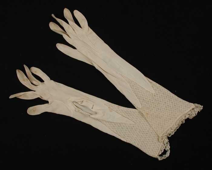 Paar halflange handschoenen van crèmekleurig tricot kunstzijde met wigvormige ajour inzetten, split…