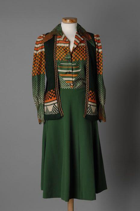 Groene rok, mouwloos vest en blouse met geometrische figuren