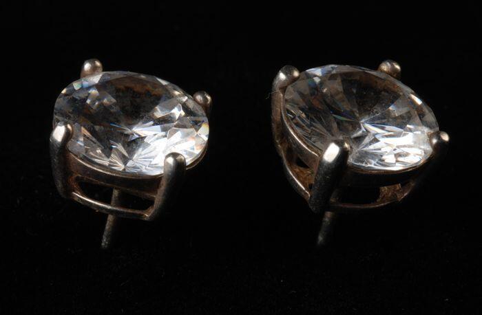 Twee oorknoppen, zilverkleurig met strass-stenen