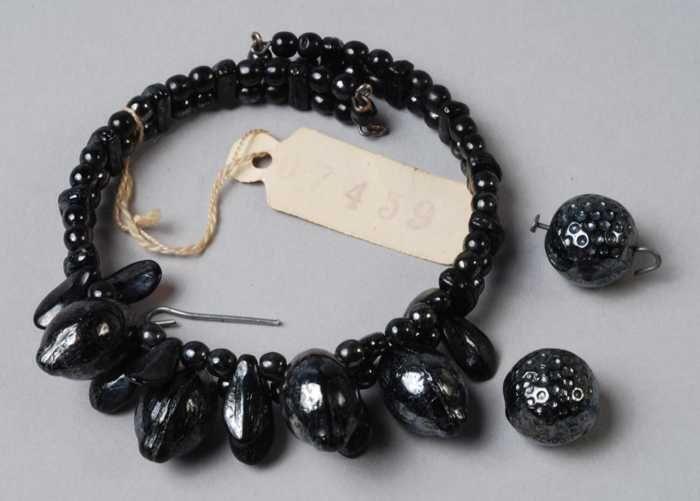 Kapotte armband, spiraalarmband van twee rijen zwart metalliek glanzende glazen kralen in…