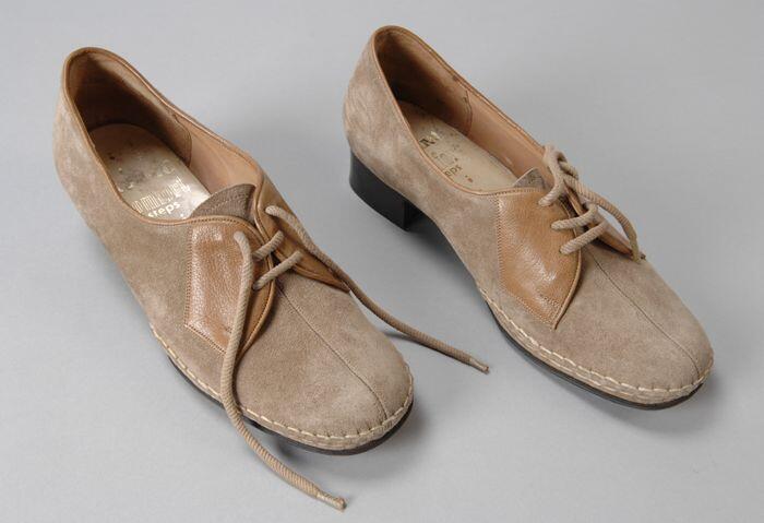 Paar damesschoenen van beige suède en leer