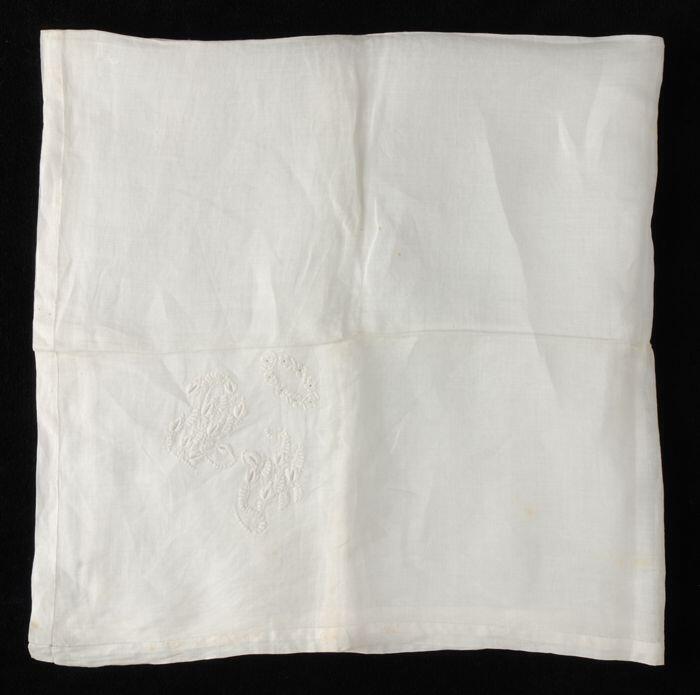 Grote vierkante zakdoek van zeer fijn wit batist met monogrammen in wit borduursel