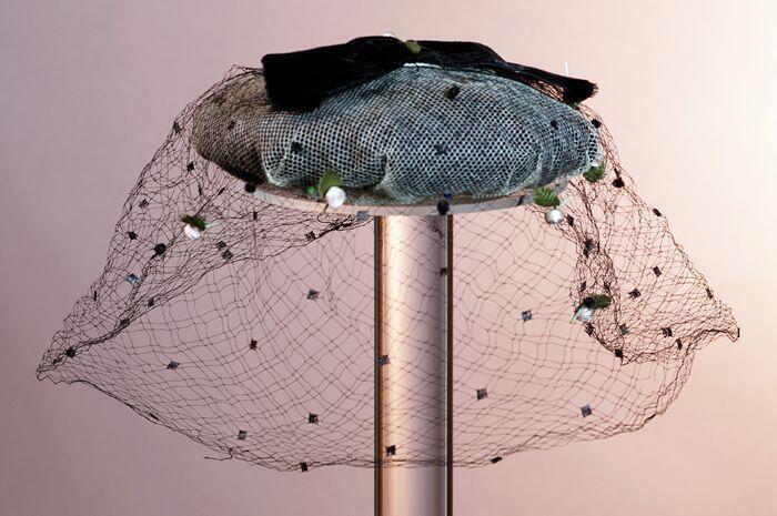 Zwart voile haaret met fluwelen strik, voile gegarneerd met kleine zijde roze roosjes