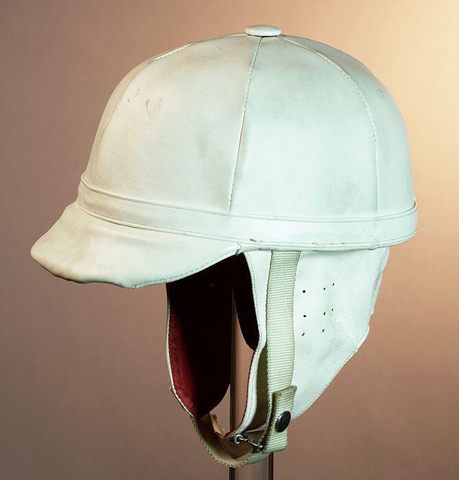 Brommerhelm van wit leer