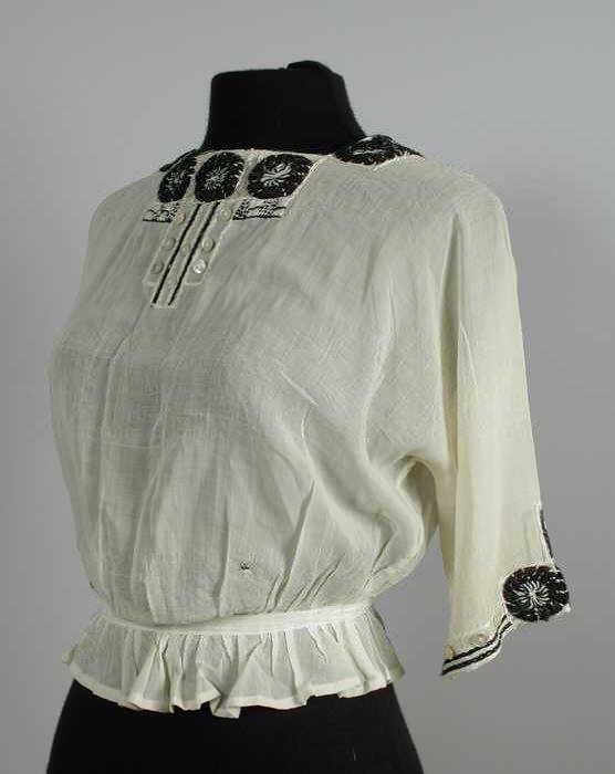 Witte blouse met vierkante hals, borduursel en soutache van zwarte en witte wol