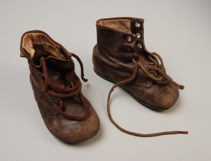 Bruine leren kinderschoenen, enkelhoog met vetersluiting, leren zool en hak, voering van wit textiel