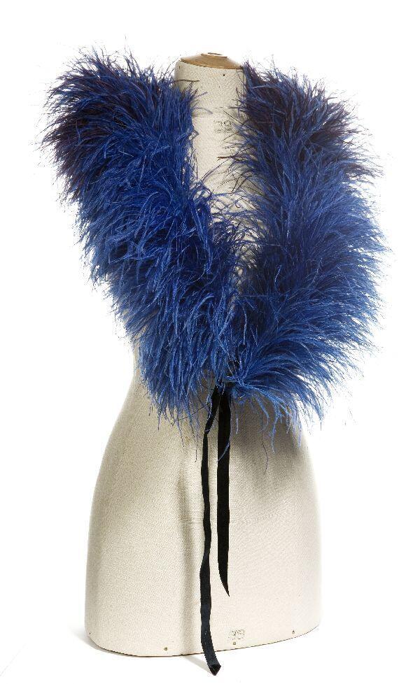 Boa van blauwe struisveren in twee tinten, middendeel blauwpaars, de uiteinden in felblauw, met…