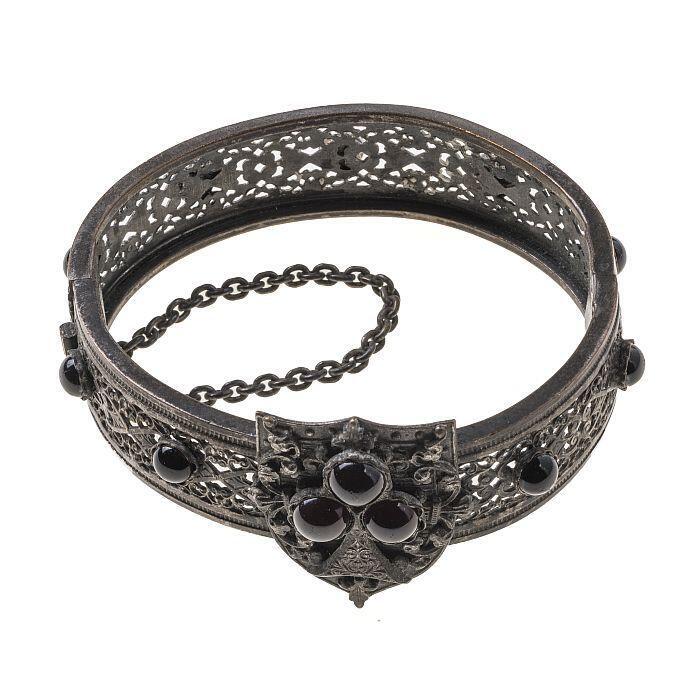 zilverkleurige metalen armband met filigrein, ingelegd met ronde zwarte steentjes