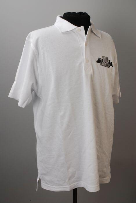 Poloshirt, wit, met omslagkraag met splitopening, korte mouwen en opdruk op de linkerborst
