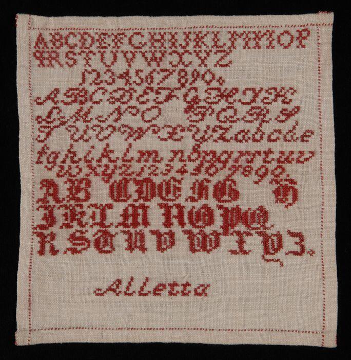 Kleine vierkante letterlap gewerkt in kruissteek in rood katoenop crèmekleurig linnen "Aletta",…