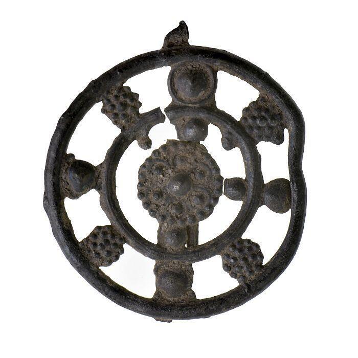 Sierbroche in vorm van rad met bloemmotieven