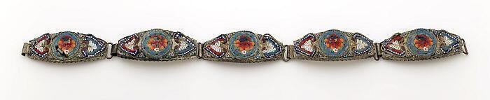 zilverkleurige armband bestaande uit vijf schakels, ingelegd met stukjes gekleurd glas