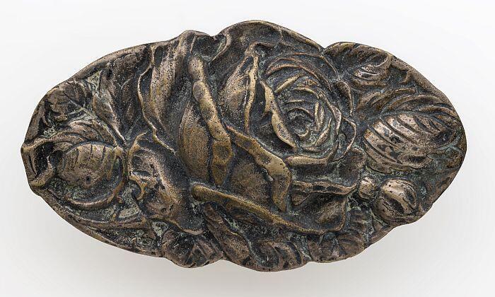 zilverkleurige ovalen broche met roos