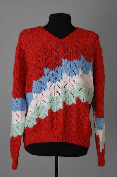 Trui met V-hals en lange mouwen, handmatig gebreid in ajour motief, oranje/rood met diagonale…
