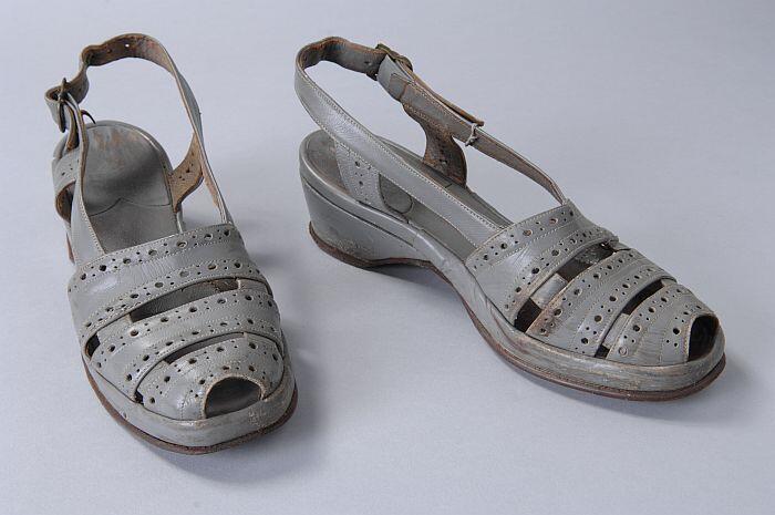Grijze leren sandalen met sleehak, bandjes over de voorvoet met perforatie, hielband met…