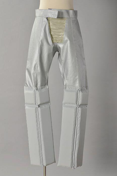 zilverkleurige plastic broek van een tweedelig kostuum, "Stay & Blink"