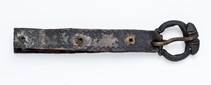 Gesp met lange bevestigingsstrip, scharnierende gesp