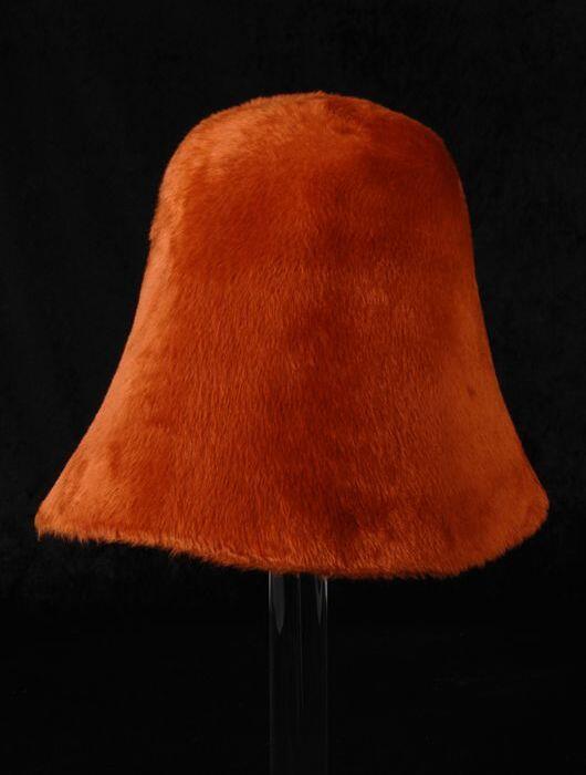 Cloche van oranje-rood geruwd vilt, halffabrikaat