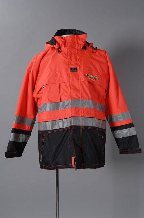 Gewatteerd fluor-oranje jack met afritsbare capuchon en reflector strepen, gedragen door koeriers…